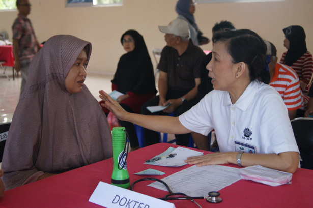Dokter dari TIMA Jakarta mendengarkan keluhan kesehatan pasien dengan penuh simpati. Keramahan dokter membuat pasien bisa terbuka menjelaskan bagaimana pola hidup mereka selama ini. 